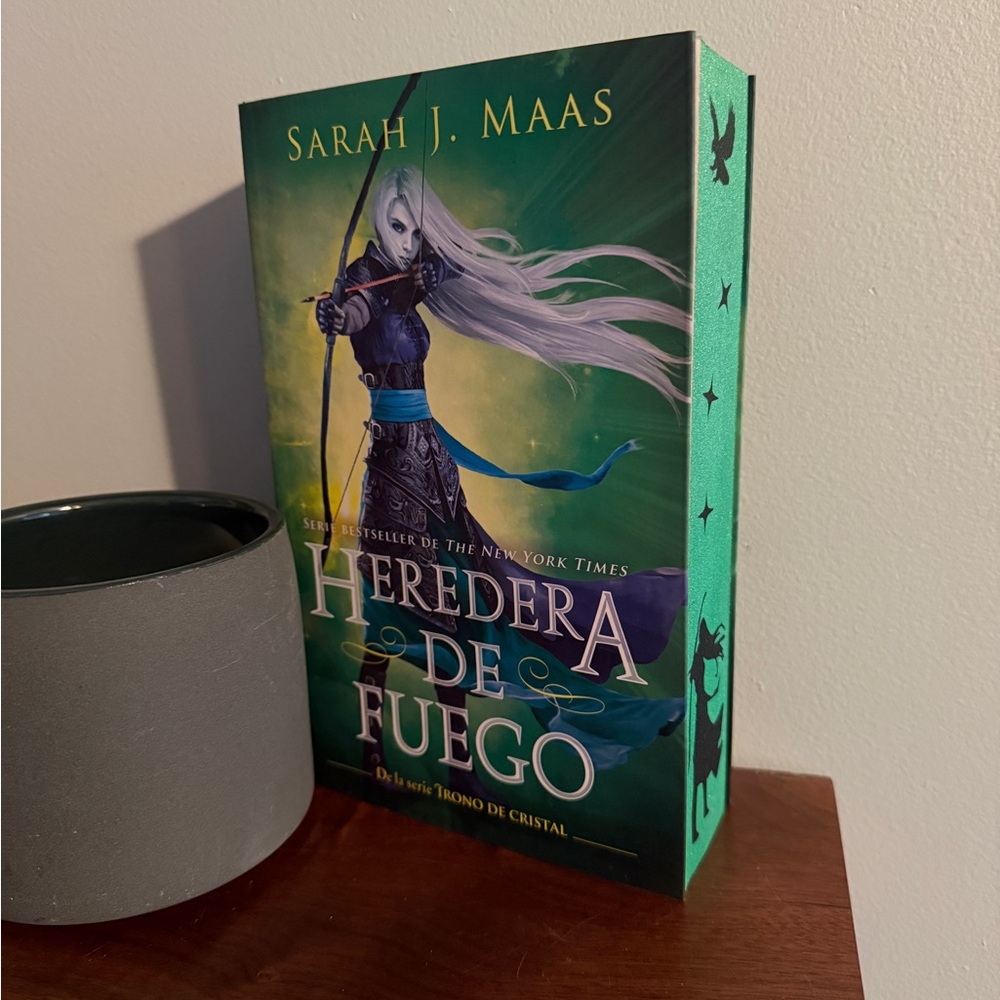 Heredera de Fuego /Heir of Fire by Sarah J Maas. Spanish Edition. Custom sprayed